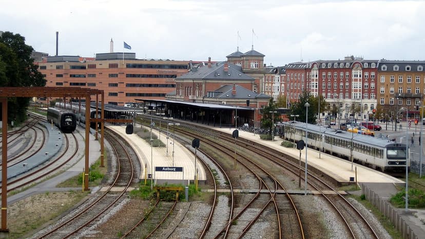 Aalborg Station set fra John F. Kennedys Plads med stationens facade og indgang